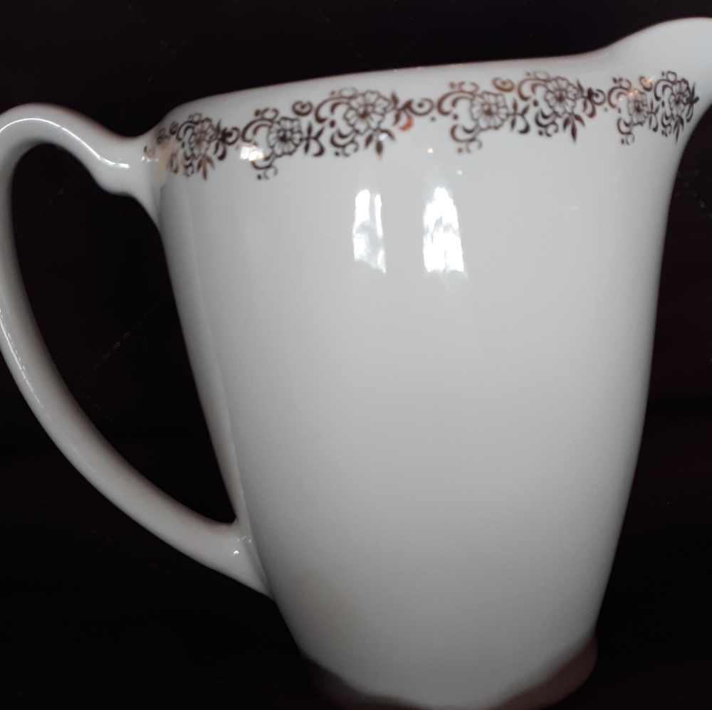 Pitcher England - Picture 3 of 5